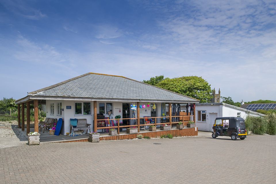 Shop and cafe building