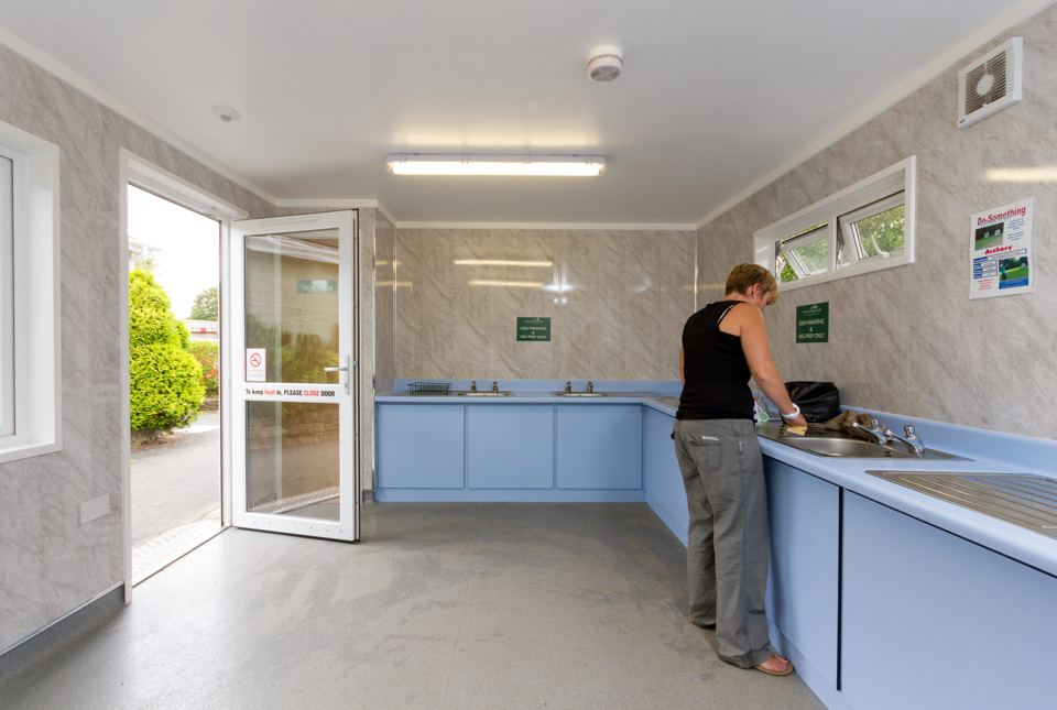 Washing-up room with sinks