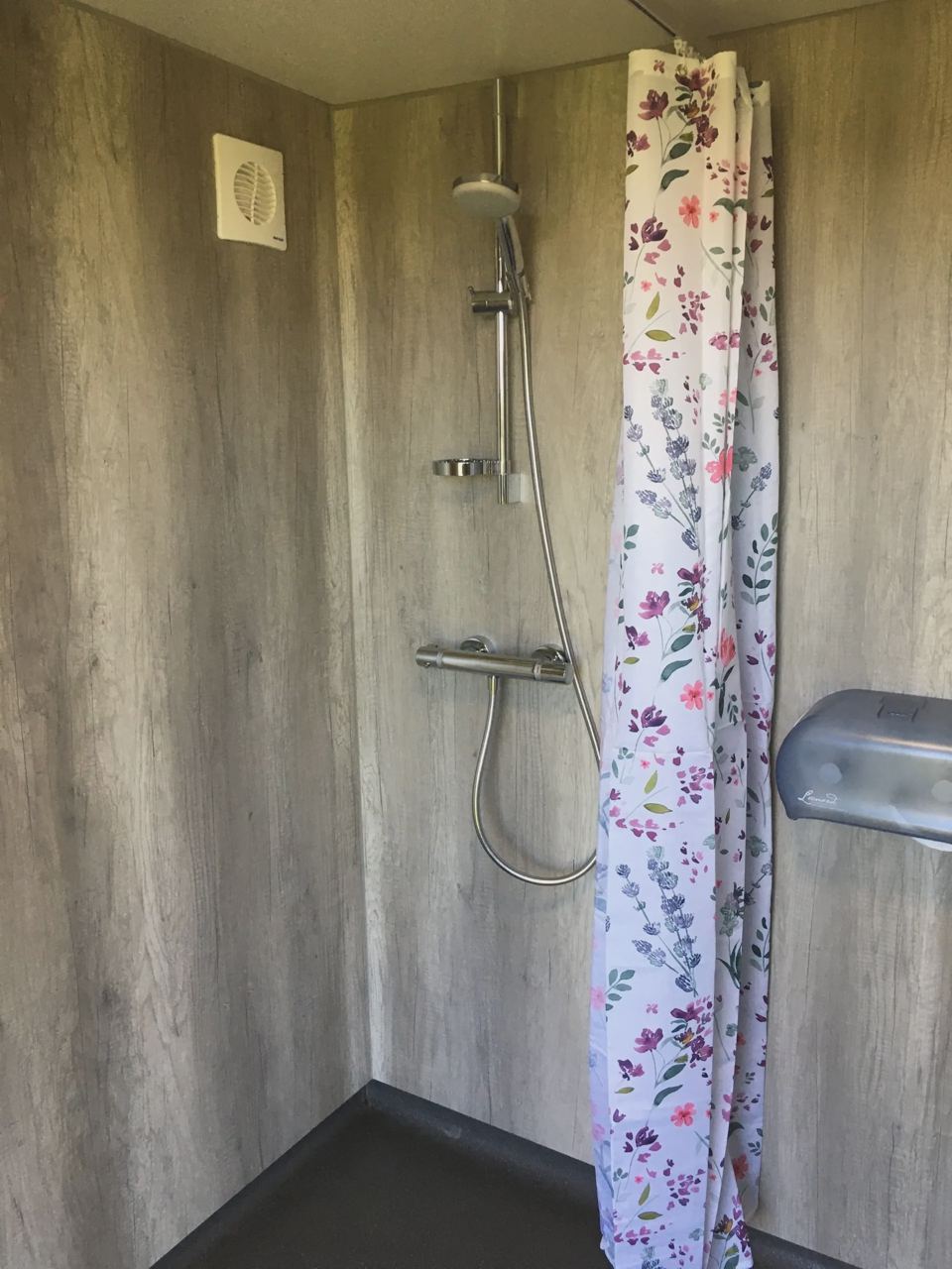 Shower cubicle in the toilet block