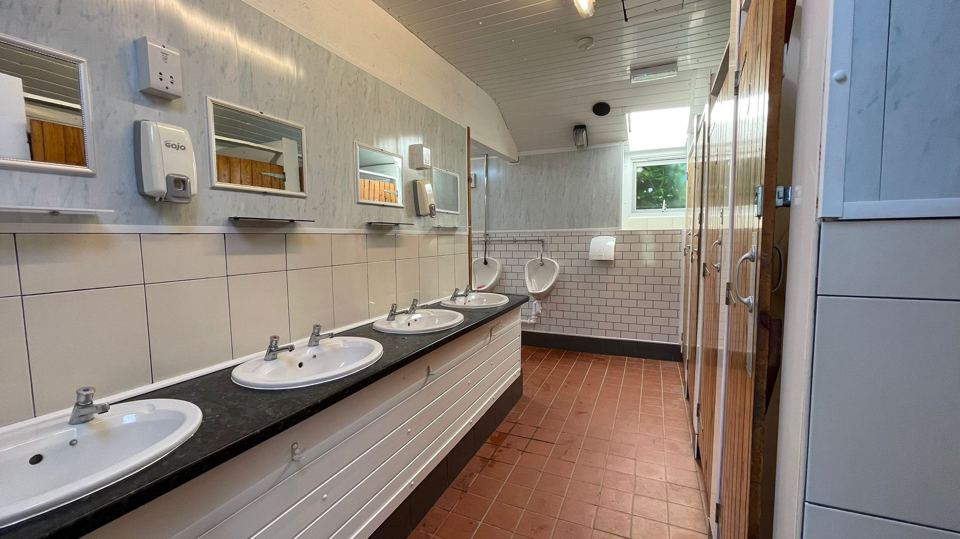 Washroom with sinks and cubicles