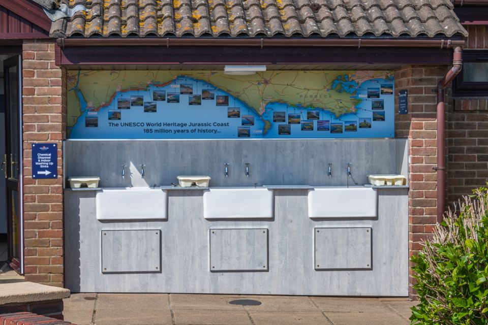 Outdoor washing-up sinks