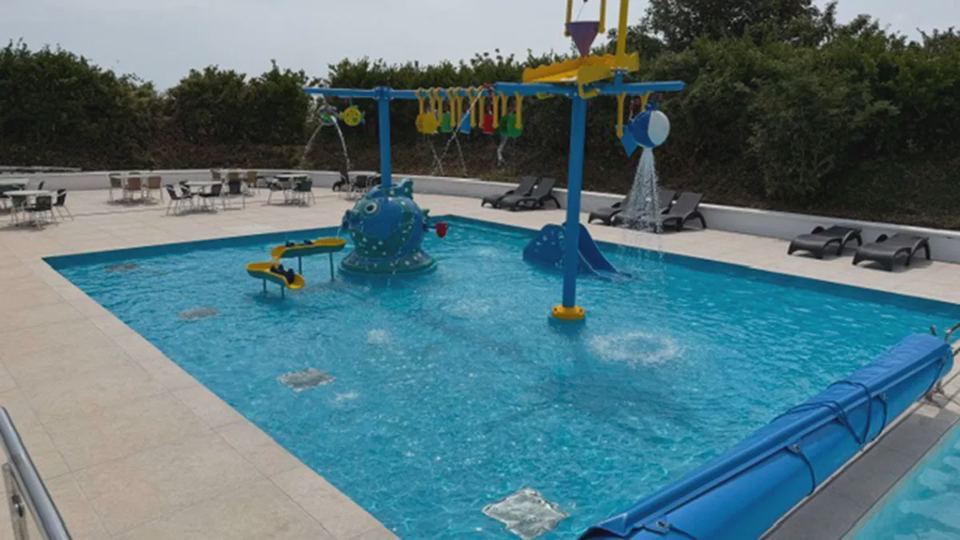 Splash pool with water features
