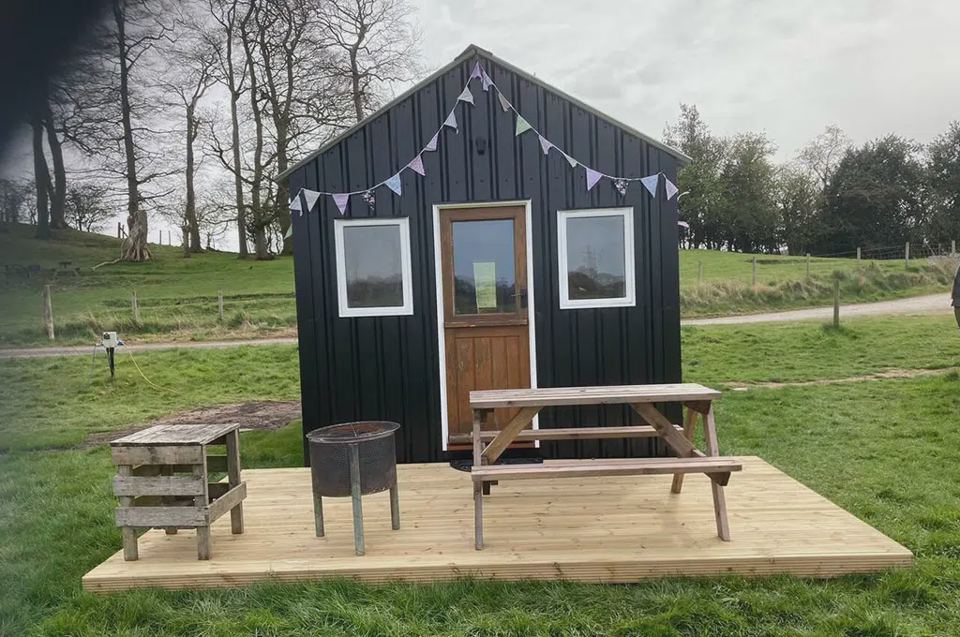 Hut with fire pit and picnic bench