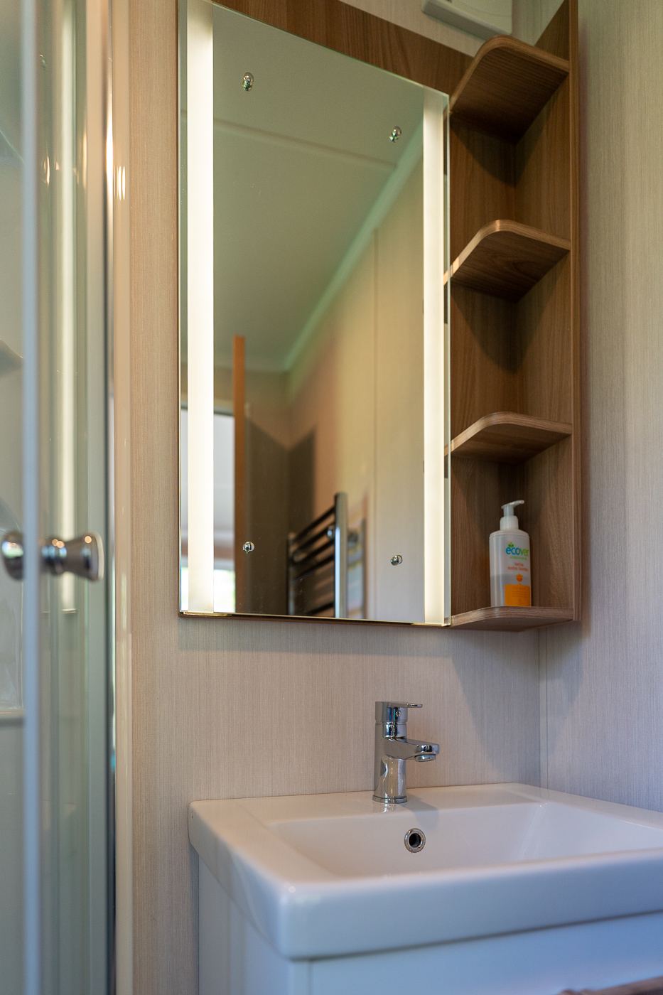Pod shower room basin