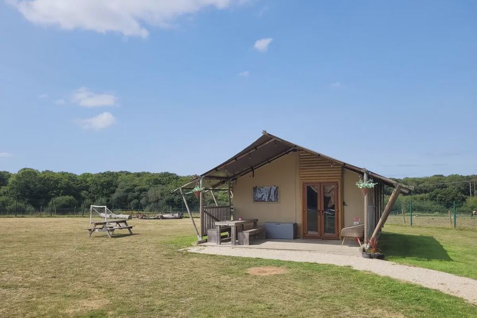 Trigger safari tent