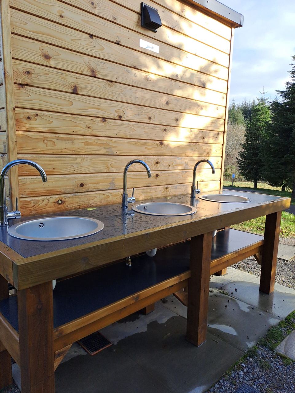 Outdoor washing-up sinks