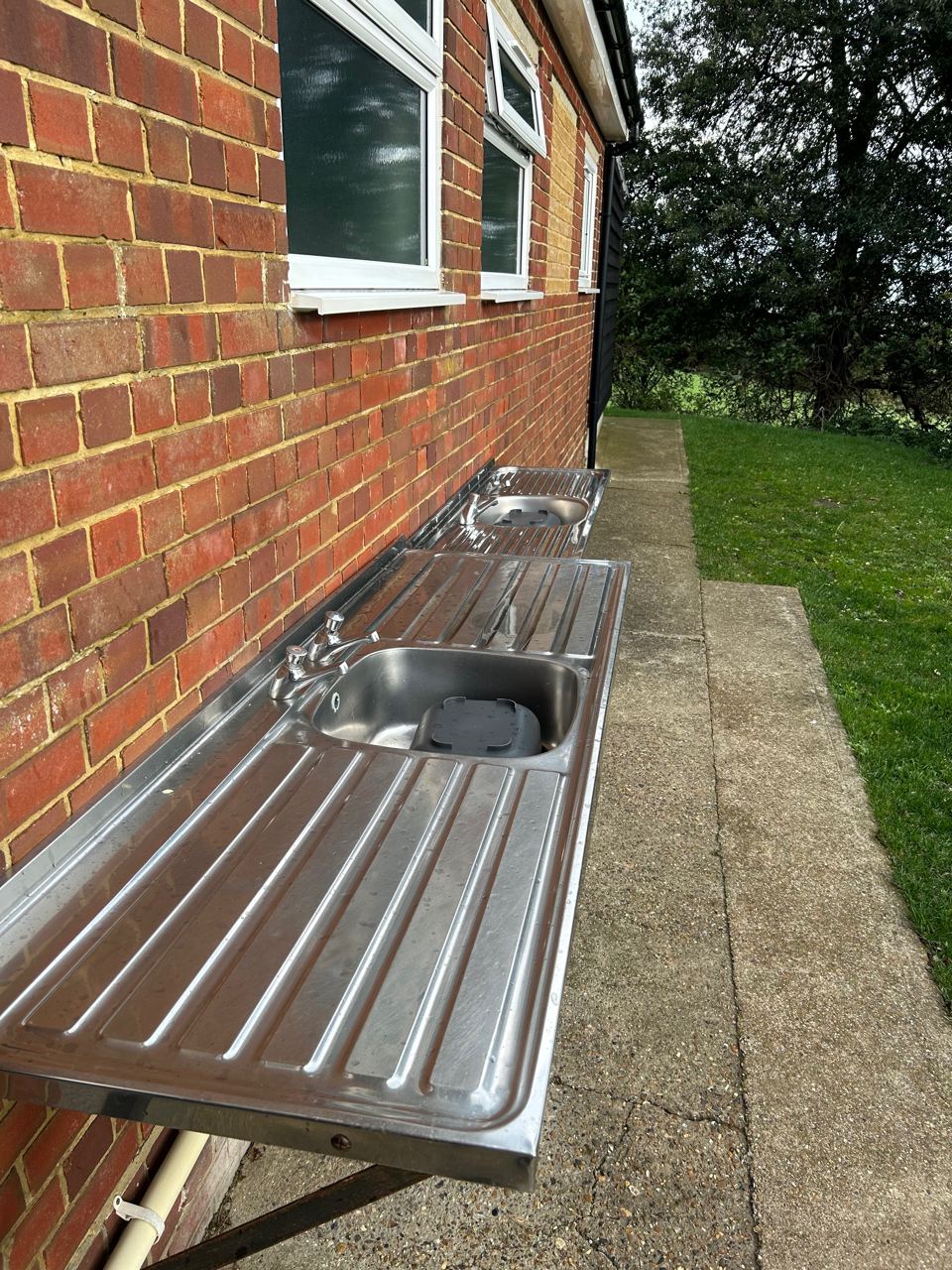 Outdoor washing-up sinks
