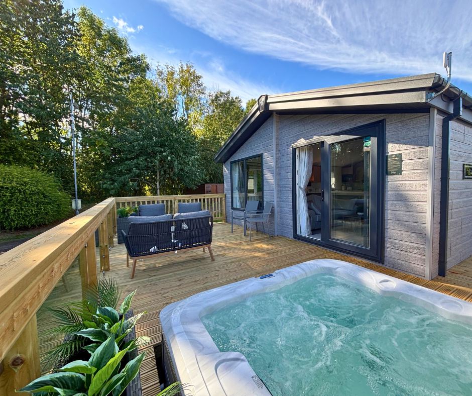 Hot tub outside a lodge