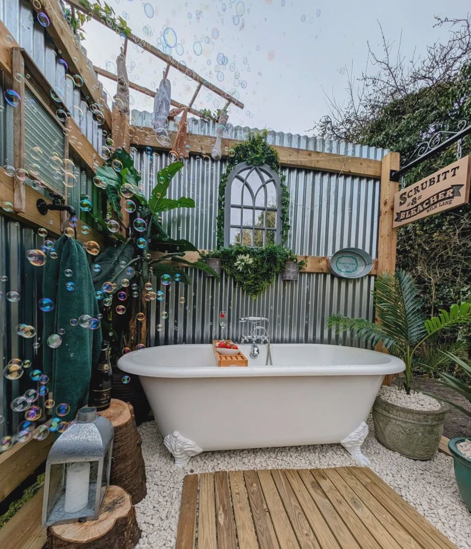 Outdoor bath at Charlie cabin