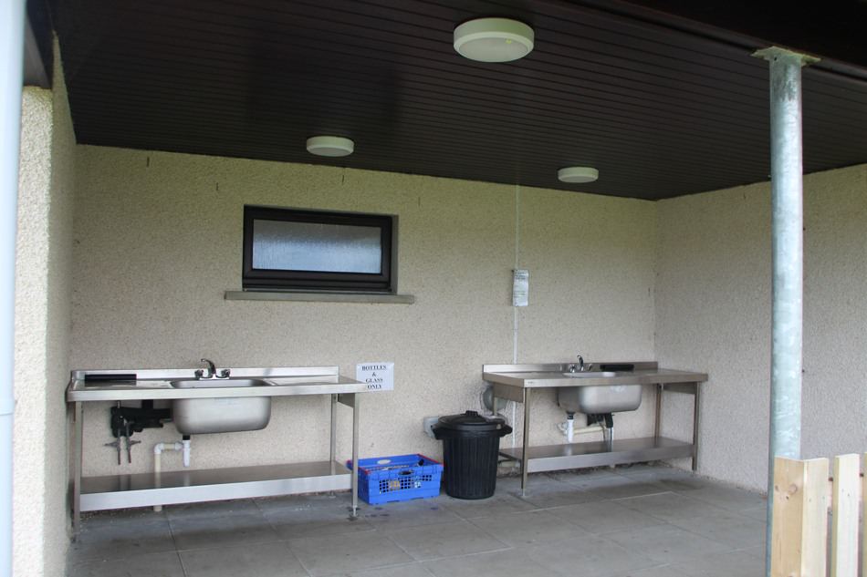Covered washing-up area
