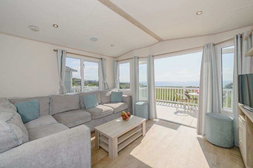 Lounge with sea view through the windows