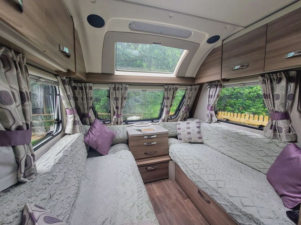 Caravan lounge
