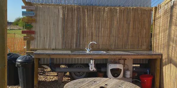 Outdoor washing-up sink