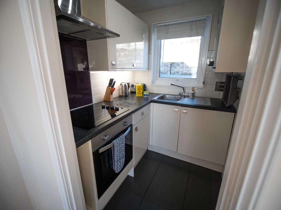 Compact kitchen with hob and sink
