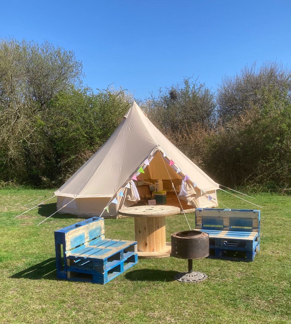 Bell tent with pallet seating
