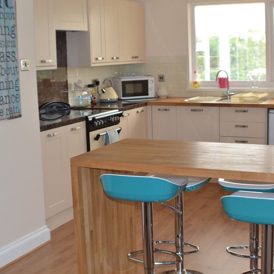 Cottage kitchen with breakfast bar