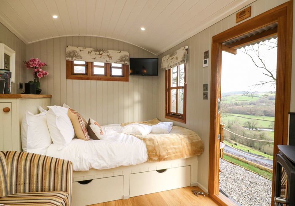 Bedroom with view from the door