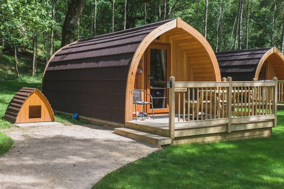 Lodge with dog kennel on the deck