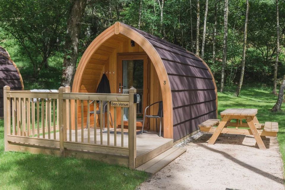 Lodge with deck and picnic table
