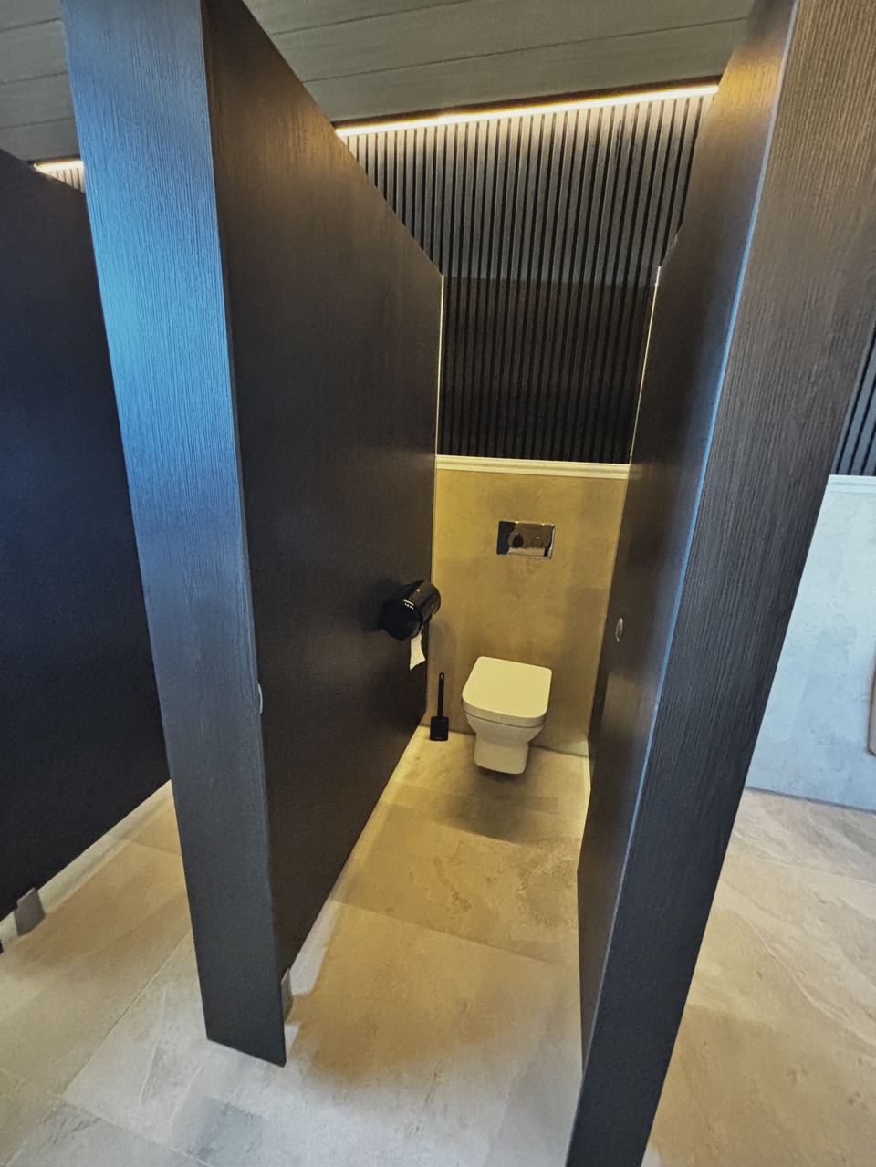 Toilet cubicle