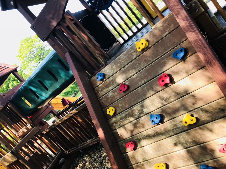 Climbing wall on the play frame