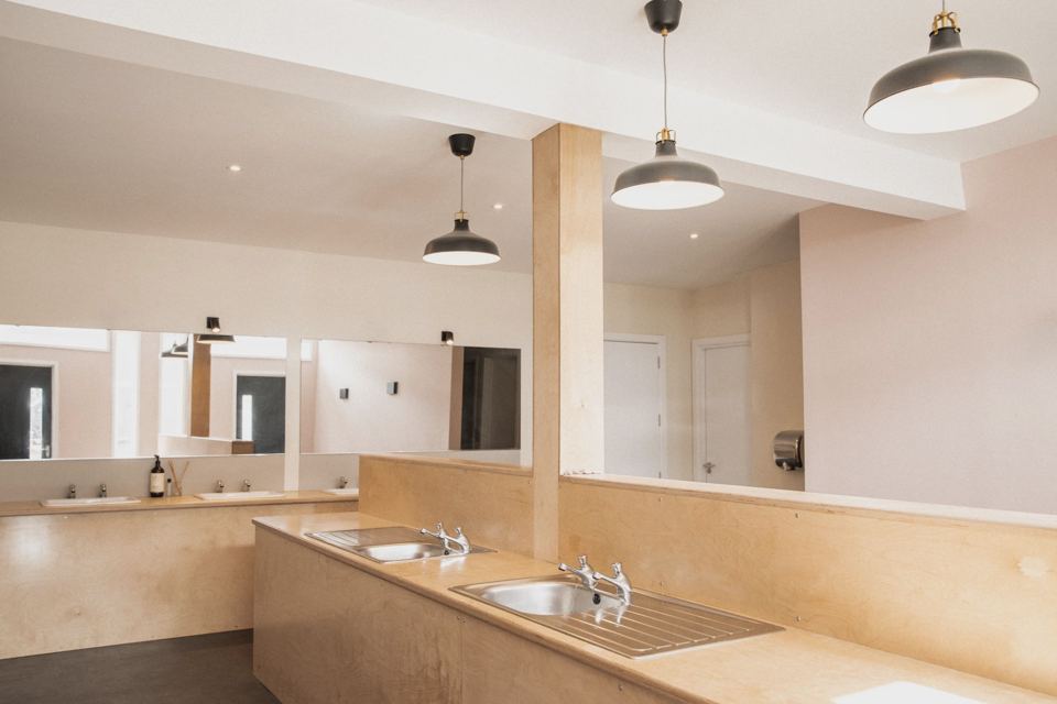 Washing-up area with wide sinks