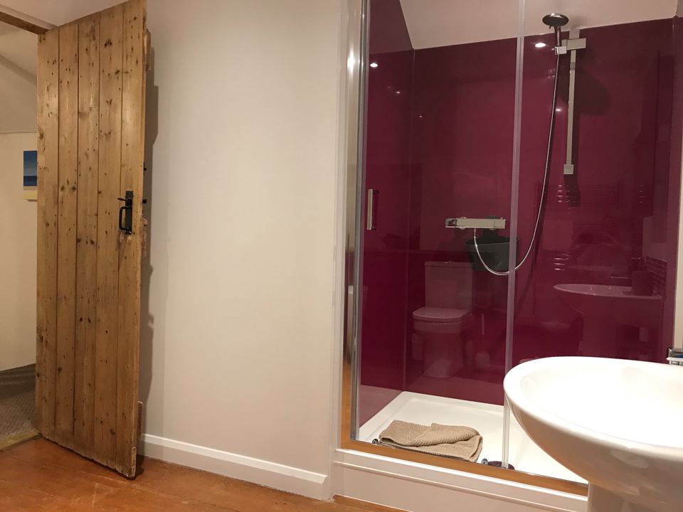 Shower cubicle with sliding door
