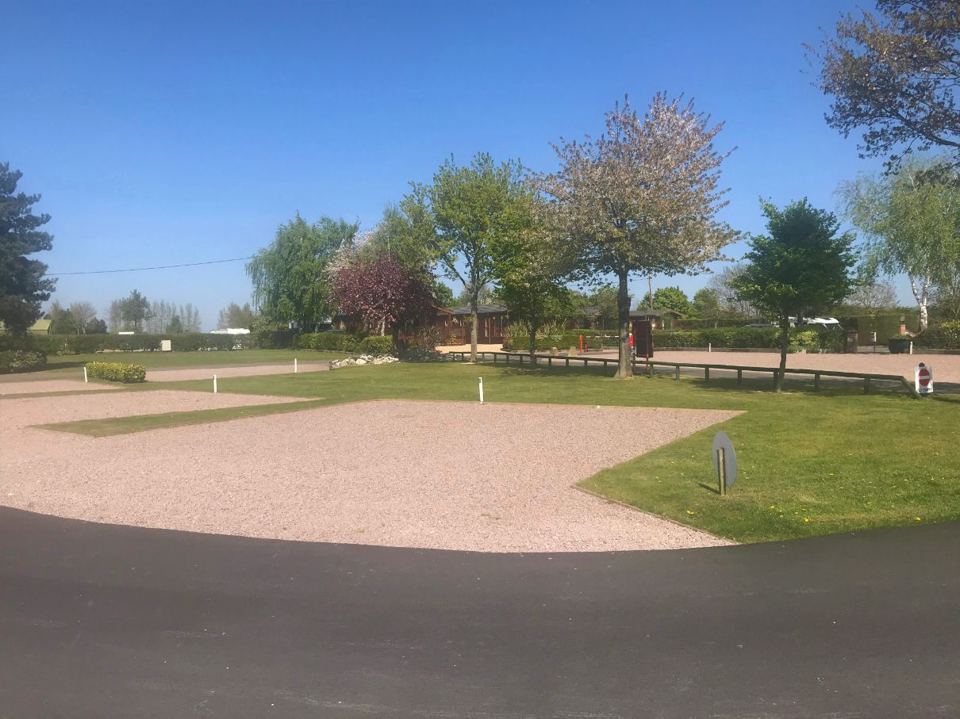 Empty pitches and hedging
