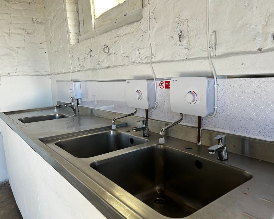 Washing-up room sinks