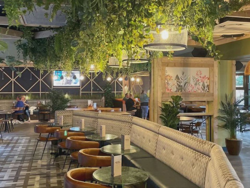 Restaurant and bar area