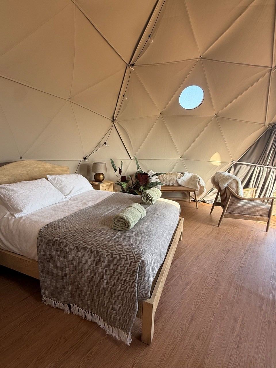 Dome bedroom with lamp