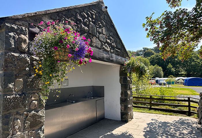 Outdoor washing-up area