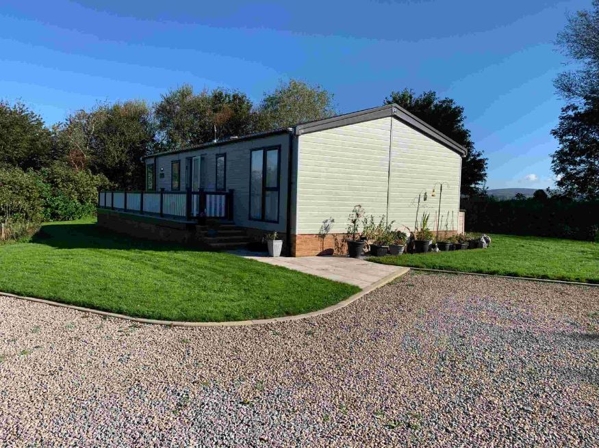 Static home with lawn