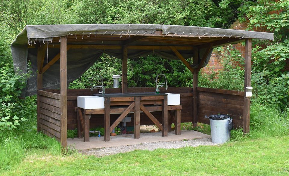 Covered washing-up stand