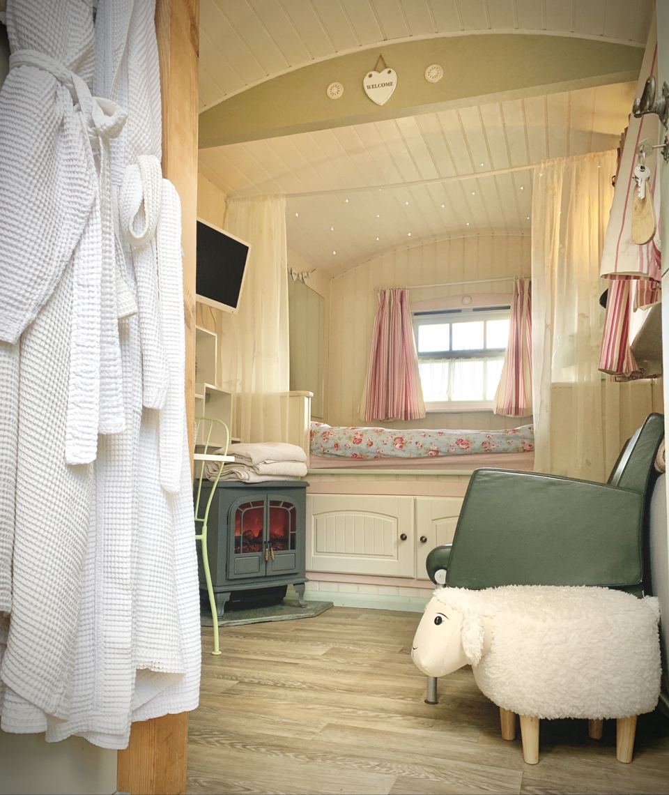 Hut bedroom and seating