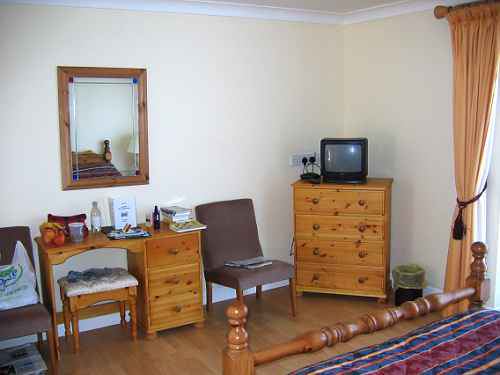 Room with dressing table and TV