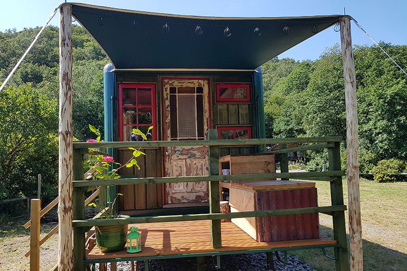 Horse lorry with covered deck