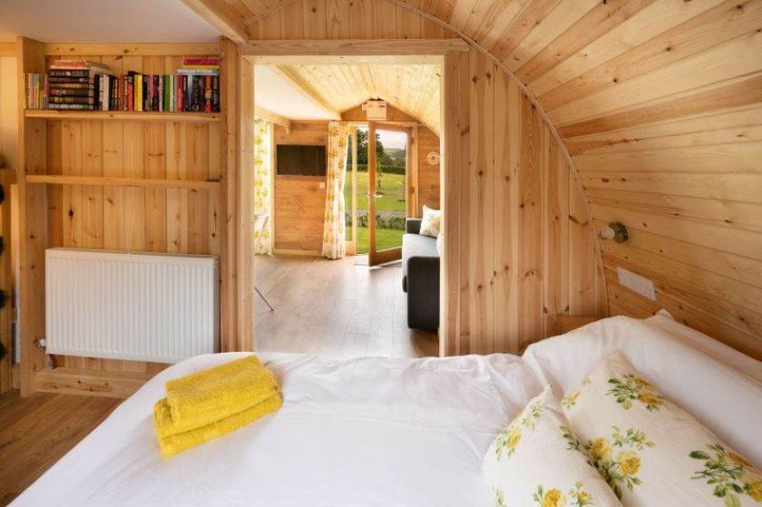 Double bed with towels