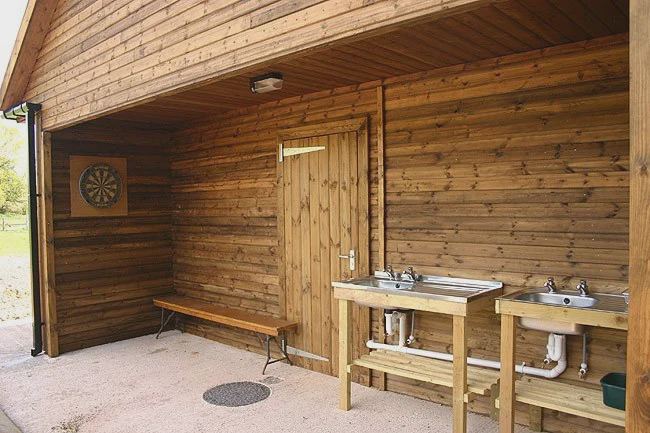 Outdoor washing-up shelter