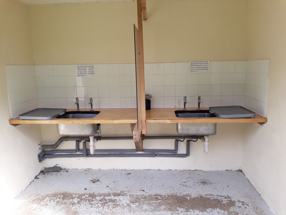Open-air washing-up sinks