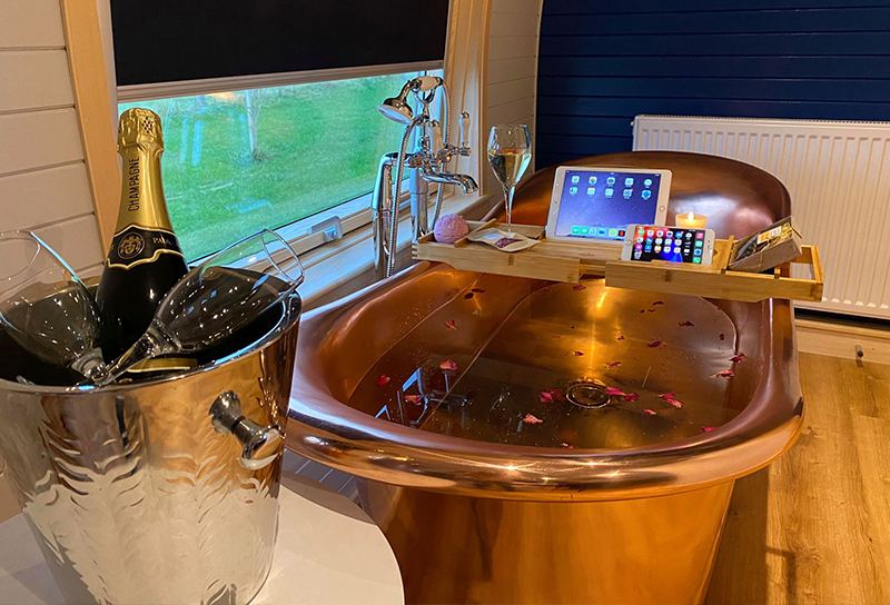 Copper bath with champagne
