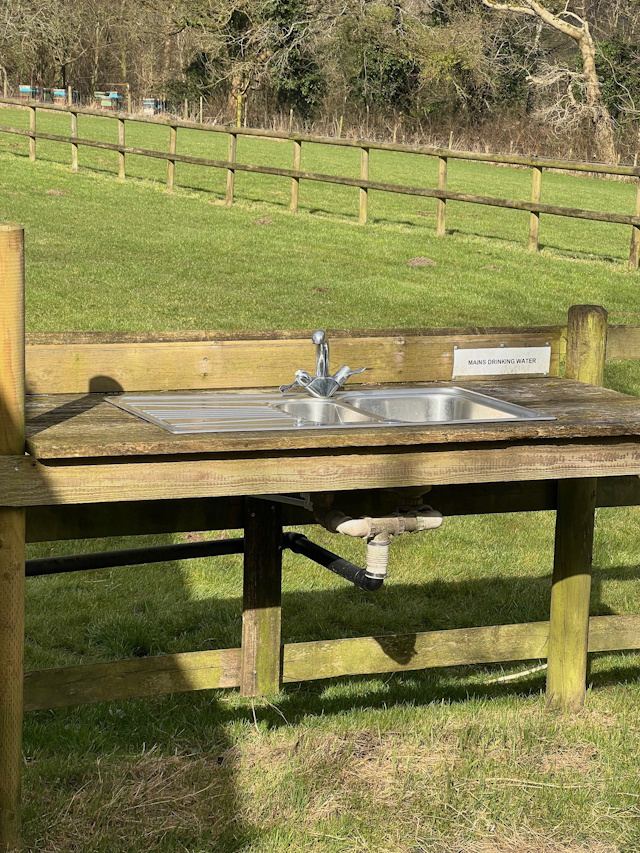 Outdoor washing-up sink