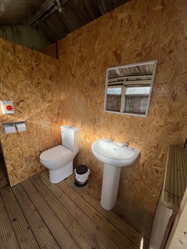 Toilet cubicle