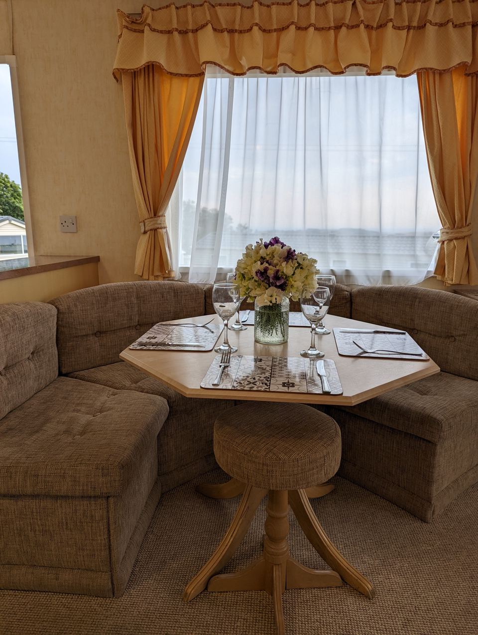 Lounge with table by the window