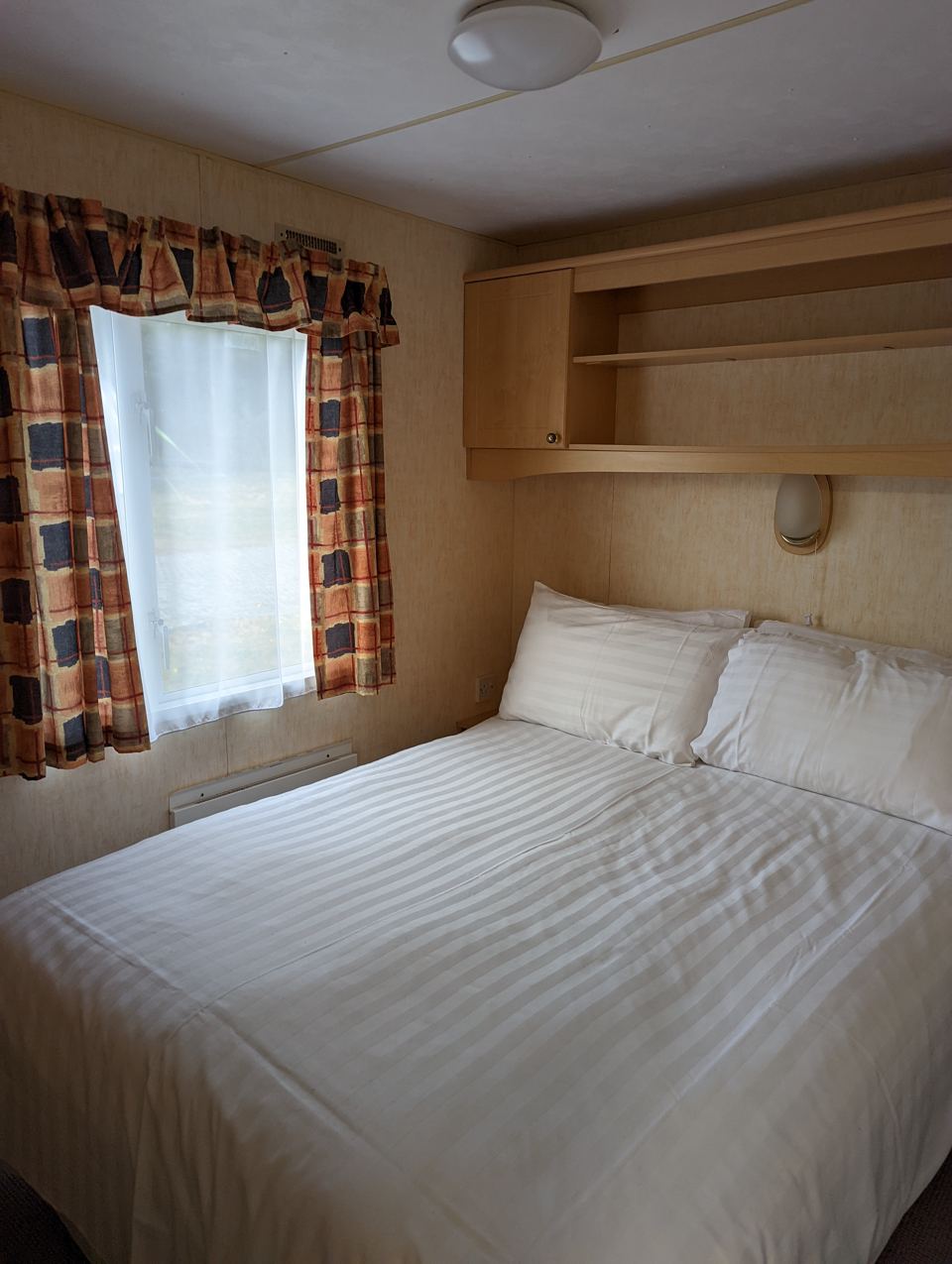Double bedroom with cabinet