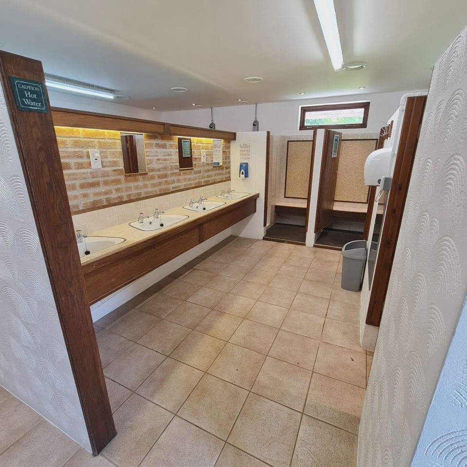 Wash room with sinks and mirrors