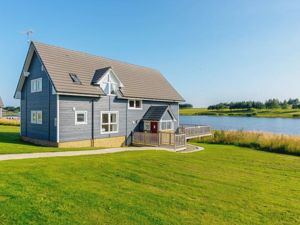 Lodge beside the loch