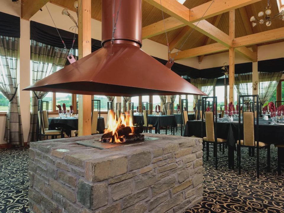 Restaurant with central fire