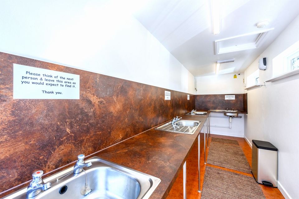 Washing-up area with sinks
