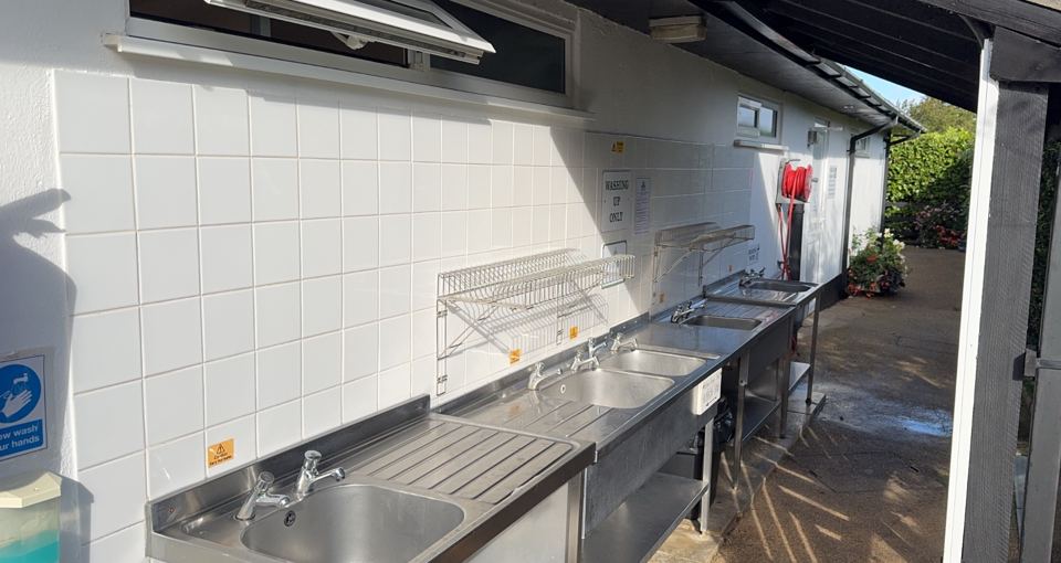 Outdoor washing-up sinks